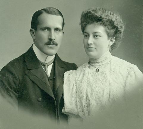 1024px-gundel_karoly_es_blasutigh_margit_uher_odon_1907_-_crop.jpg
